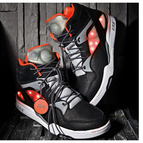 8. Solebox x Reebok Omnizone Pump<br>
德國知名球鞋店鋪Solebox與知名運動品牌Reebok合作推出鞋款OmniZone Pump。這款鞋是為了來年新銷售季的新品。鞋身上有幾盞小燈，可以讓穿著者自由開關(guān)。以簡單的黑灰配色，搭配上全白鞋底點綴，融合了低調(diào)奢華之概念。此外，既然是 Pump系列，鞋舌上的 Pump裝置也是不可獲缺的功能之，另外此鞋采取了自綁鞋帶的設(shè)計。<br>
 