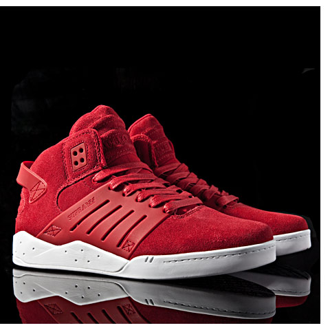 15. Supra SkytopⅢ<br>
Supra的 Skytop系列如今已经准备发布最新的第三代了，除了保留原先简单的麂皮鞋面之外鞋帮对比前两代变得低了，Skytop三代还在鞋面外侧加入了橡胶固定片以增加鞋子的功能性。鞋底依旧是厚实舒适，共有4款颜色：蓝色、黑色、白色和红色可供选择。<br>
 