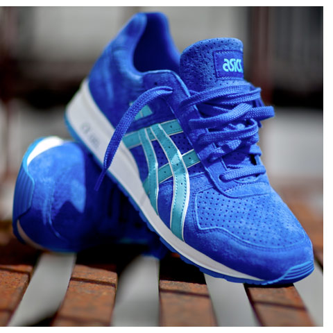 18. RONNIE FIEG X ASICS Ultramarine<br>
知名設計師Ronnie Fieg與著名運動品牌ASICS聯合推出Ronnie Fieg X ASICS GT-II Ultra Marine鞋款。火辣美女手捧帥氣跑鞋這樣的畫面在大家看來是養眼又給力的，但ASICS GT-II的研發過其實是充滿曲折的漫長過程，這雙ASICS GT-II Ultra Marine整體以高質感的藍莓色麂皮材質打造，醒目的ASICS標識以絕妙的淡藍配色出現在側面，鞋底方面采用了ASICS引以為豪的GEL白色外中底搭配天藍色的大底，性感的藍色精靈就這樣誕生了。<br>
 