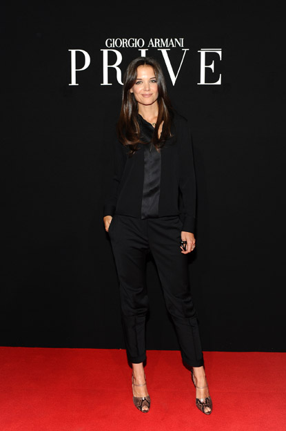 2. 阿汤嫂凯蒂•霍尔姆斯 (Katie Holmes) 也来到了巴黎Armani Prive 2011秋冬高定时装周，以一身黑色套装出现在红毯上，简洁干练。 