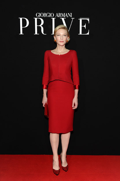 3. 凯特•布兰切特 (Cate Blanchett) 也成为巴黎Armani Prive 2011秋冬高定时装周的头牌嘉宾，这次她当时是选择了一身红色2011春夏系列Armani Prive 裙装出现，同时也为了给该品牌加油打气。 