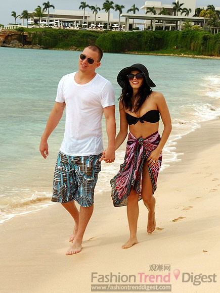 14. 查宁•塔图姆 (Channing Tatum) &珍娜•迪万（Jenna Dewan）同样漫步在沙滩上，黑色比基尼，系上一款印花丝巾、宽檐帽也非常不错。 