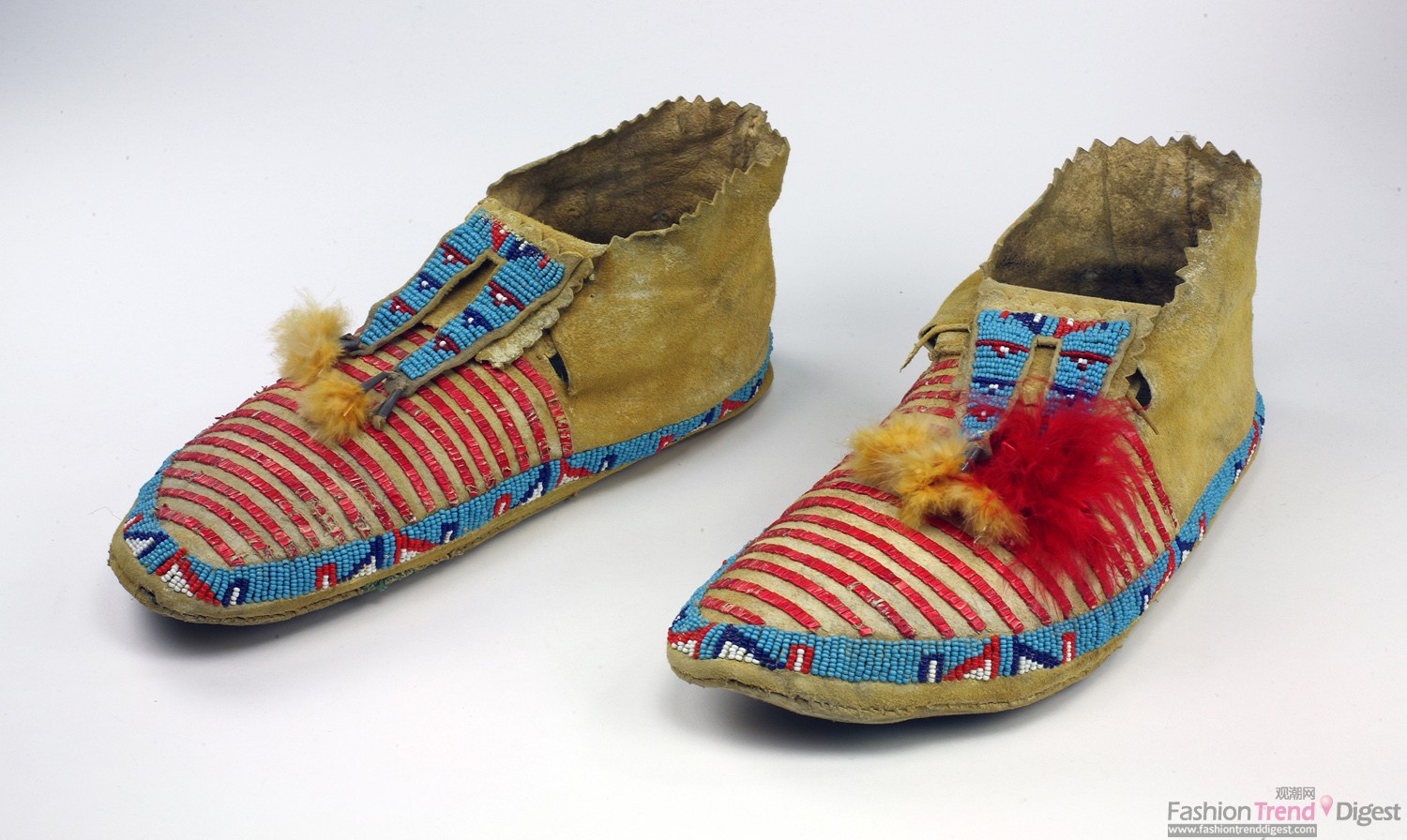 4.北美印第安苏族（Sioux）制造，鹿皮软鞋，1890年。镶有珠饰的褐色软皮鞋。多伦多，贝他鞋子博物馆。 