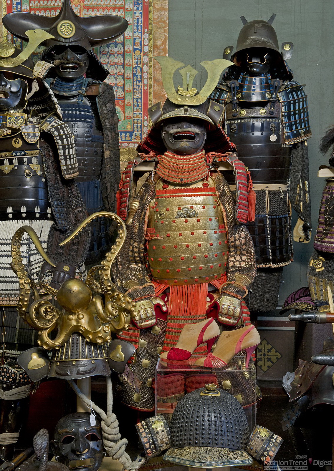 7.日本制造，日式盔甲，Akaito odoshi nimai-do tosei gusoku（赤糸威大铠，当世具足），16世纪中后期；护胸甲为稍后时期；其余部分来自日本江户时代。细川家族的高级武士盔甲，其特征是红色丝绸系带。头盔上有 Myochin Fusamune 的签名。佛罗伦萨，斯蒂伯博物馆。<br>
Salvatore Ferragamo，Marika，1957年。红色丝绸和罗缎制作，是凉鞋的原型。佛罗伦萨，Salvatore Ferragamo博物馆。<br>
Salvatore Ferragamo，Sapo，1956-1957年。由粉色丝绸、玻璃纸和罗缎制作，是凉鞋的原型。佛罗伦萨，Salvatore Ferragamo博物馆。<br>
 