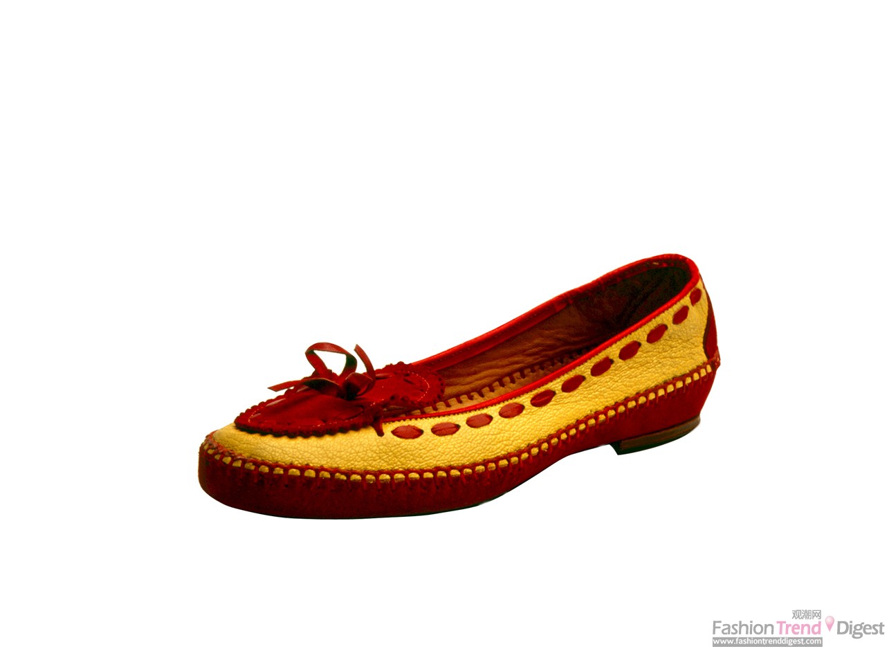 5.Salvatore Ferragamo，芭蕾舞鞋（Ballerina shoe），1953-1957年。鞋面为黄色小羊皮与红色麂皮。皮质低跟。品牌独有的红色麂皮 “Opanke”鞋底及后部处理，配以“Ferragamo芭蕾舞”缝线。佛罗伦萨，Salvatore Ferragamo博物馆。 