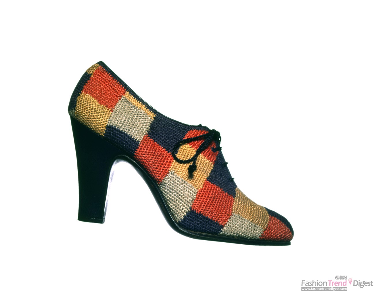 15 Salvatore Ferragamo，蕾丝鞋， 1935-1938年。鞋面为缝制而成的各色布片，带有方格绣纹。鞋跟由蓝色小羊皮包裹。佛罗伦萨，Salvatore Ferragamo博物馆。 