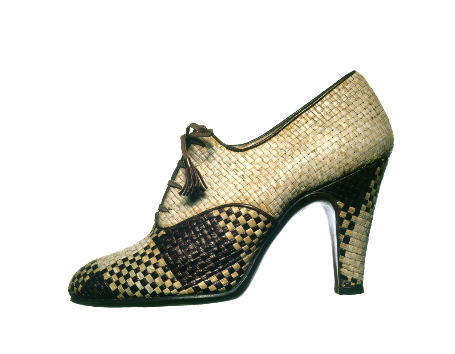24 Salvatore Ferragamo，蕾丝鞋，1936-1938年。鞋面采用编织树皮和山羊皮制作。佛罗伦萨，Salvatore Ferragamo博物馆。<br>
<br>
 