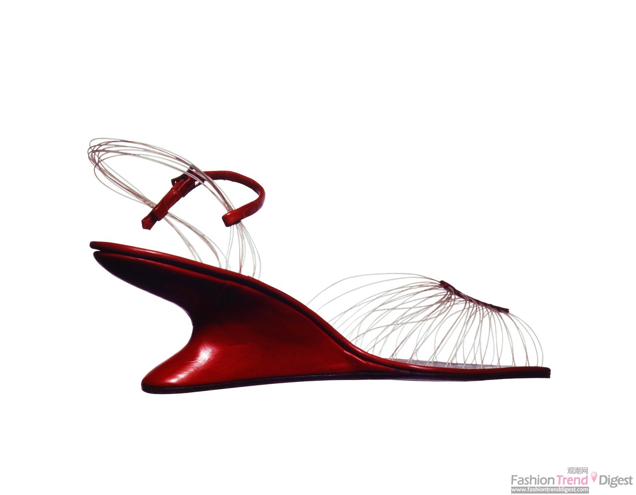 27 Salvatore Ferragamo，Invisible隐形鞋, 1947年。鞋面带有尼龙线的凉鞋，红色小牛皮包裹的木质楔形鞋跟。这一设计在1947年为Salvatore Ferragamo赢得了有“时尚界奥斯卡”之称的内曼•马库斯奖（Neiman Marcus Award）。佛罗伦萨，Salvatore Ferragamo博物馆。 