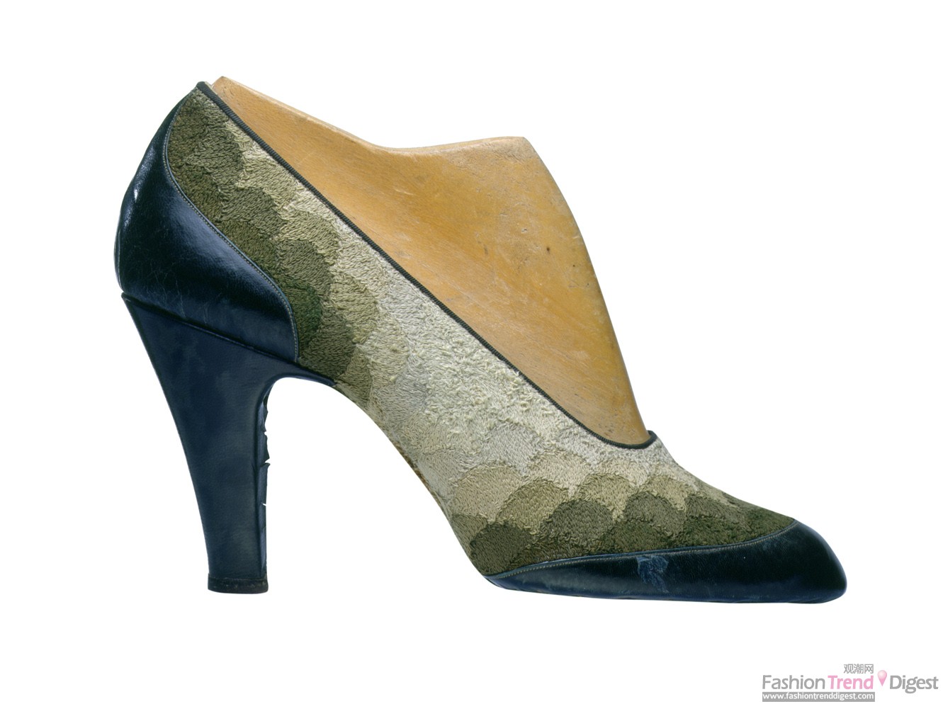 23 Salvatore Ferragamo，半高跟鞋的前身，1930-1935年。鞋面是绿色小牛皮和机械缝纫丝线装饰。佛罗伦萨，Salvatore Ferragamo博物馆。 