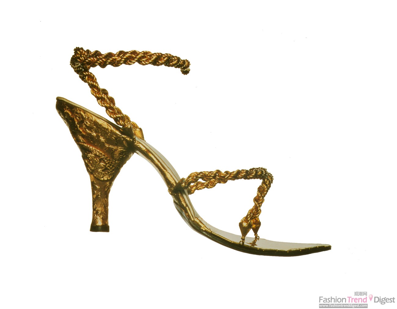 29 Salvatore Ferragamo，凉鞋，1956年。鞋身为18K金质。佛罗伦萨，Salvatore Ferragamo博物馆。 