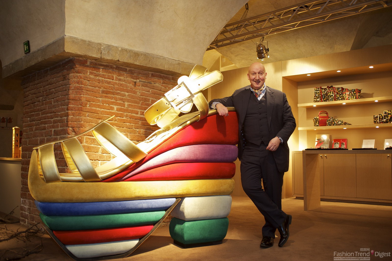 32 斯蒂芬•琼斯在Salvatore Ferragamo博物馆，以及后者为朱迪•迦兰（Judy Garland）设计的凉鞋的放大模型。<br>
<br>
 