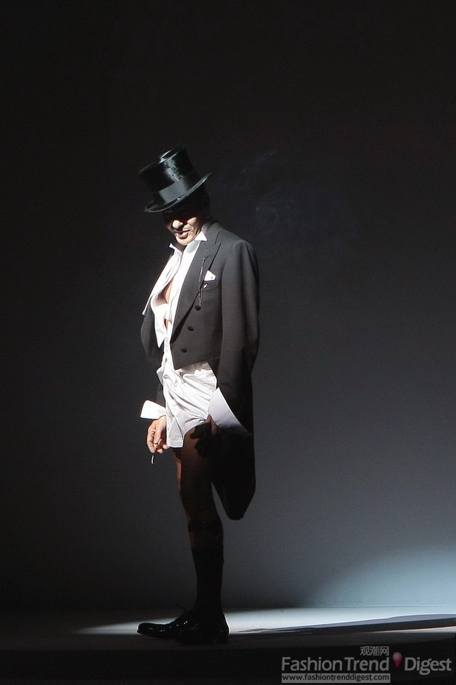 12. 2007年10月2008春夏DIOR秀场上的John Galliano。 