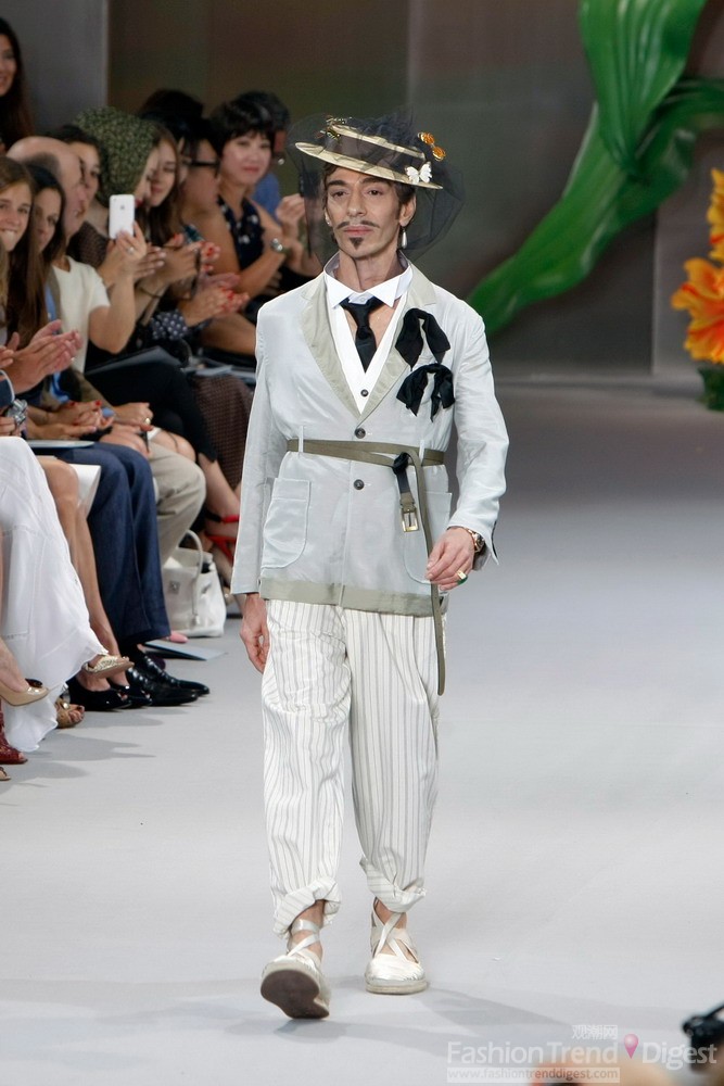 16. 2010年7月， 2010秋冬高定秀场上纽约客的John Galliano。 