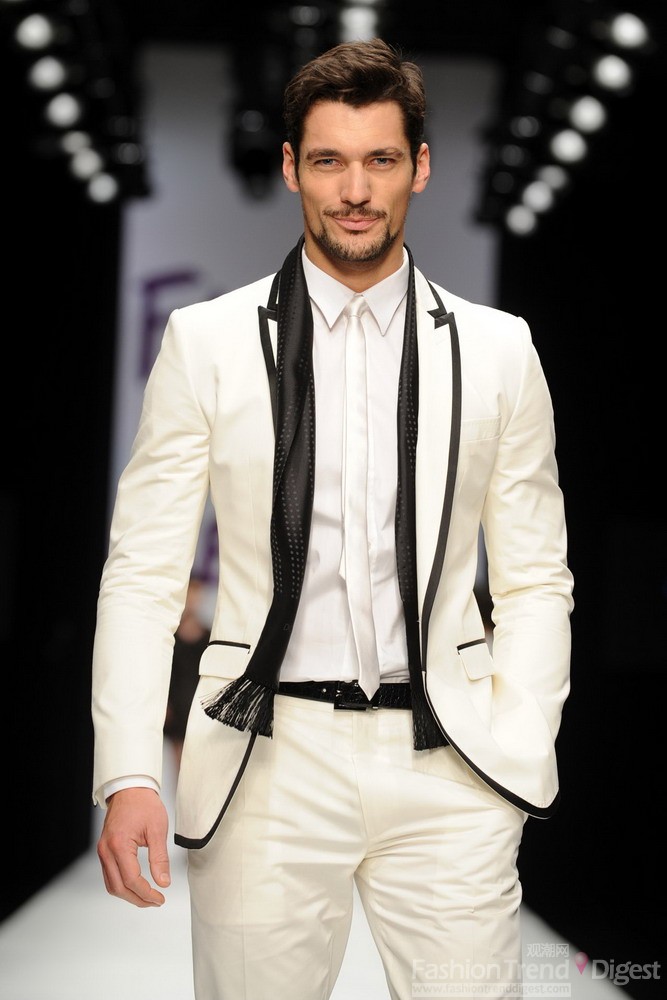 5. 2010年2月在伦敦时装周上大卫•甘迪 (David Gandy)为 Fashion For Relief 走秀，身着一套白色帅气的西服套装。 