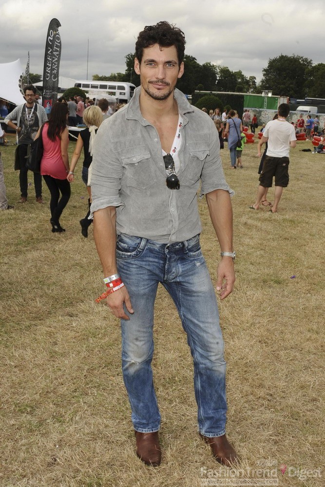 8. 2010年8月在V Festival的草地上，大卫•甘迪 (David Gandy)又以一身低调的灰色夹克和牛仔出现，休闲而时髦的造型。 