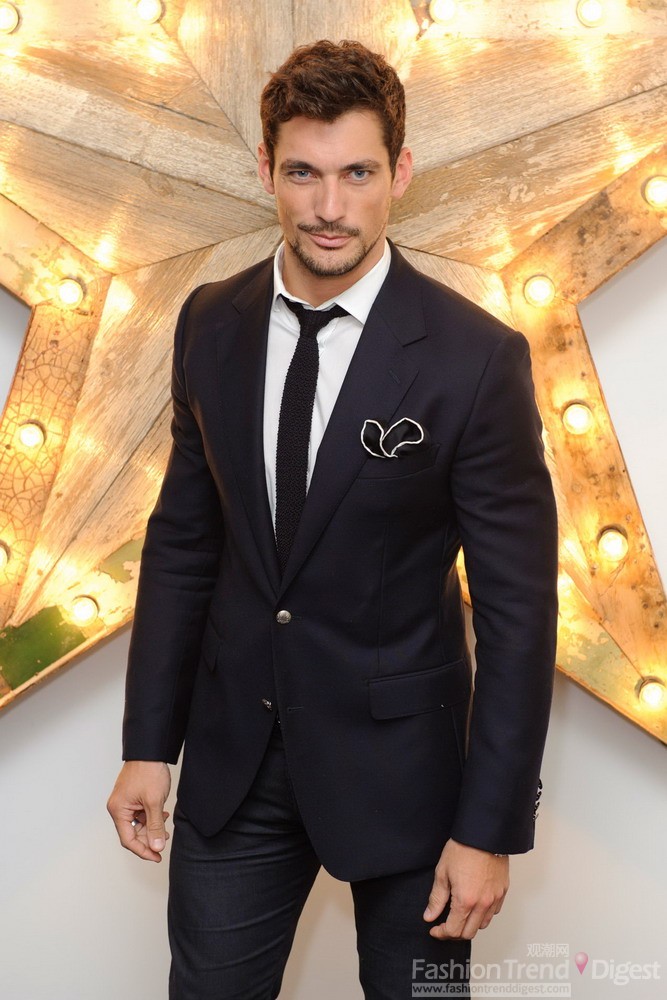 15. 2011年7月NET-A-PORTER.COM和Dolce & Gabbana派对上，大卫•甘迪 (David Gandy)依旧穿上 Dolce & Gabbana黑色西装，散发的是成熟男人的味道。<br>
<br>
 