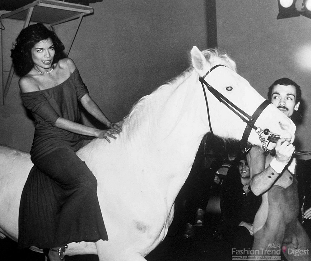 1. Studio 54里最著名的一个时刻，当时70年代的偶像碧安卡贾格尔（Bianca Jagger）举办27岁生日派对，当时她身着一件红色裸肩长裙，骑着白马出现在舞池中间。<br>
<br>
 