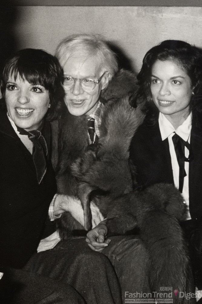 3. 1978年的Studio 54里，丽莎•明尼里（Liza Minnelli）, 安迪•沃霍尔 (Andy Warhol)和碧安卡贾格尔（Bianca Jagger）坐在一起。 