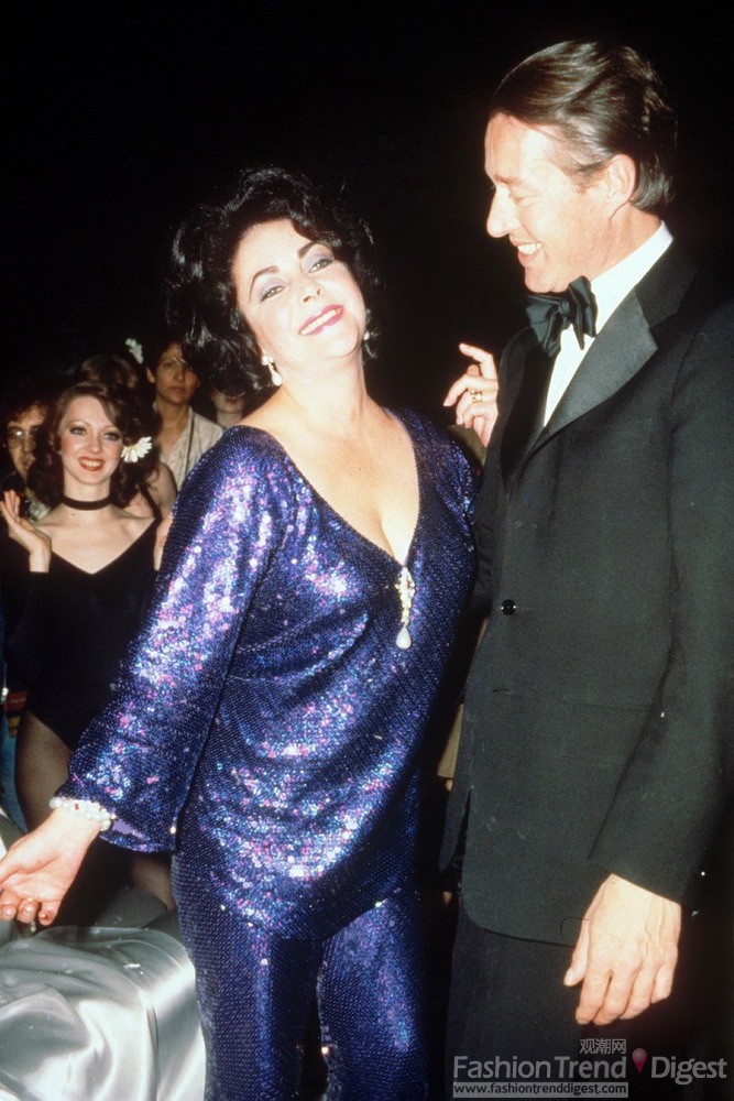 4. STUDIO 54 里还有伊丽莎白•泰勒 (Elizabeth Taylor) 和候司顿（Halston）一起跳舞。 