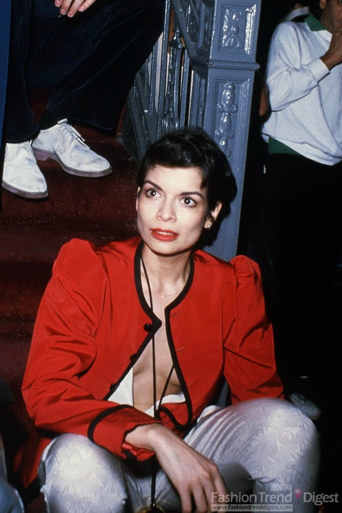 6. 1980年STUDIO 54碧安卡贾格尔（Bianca Jagger）坐在俱乐部的台阶上，穿得相当暴露。 