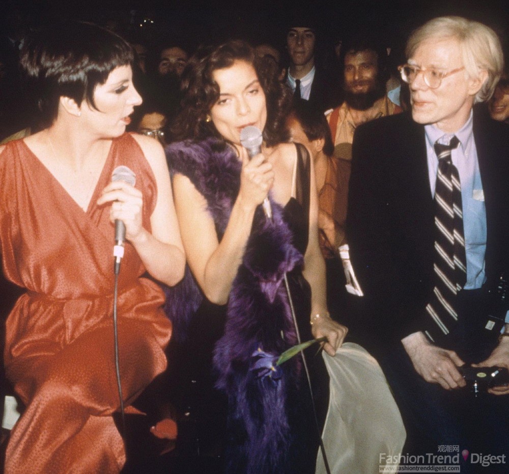 11. 1978年STUDIO 54，丽莎•明尼里（Liza Minnelli）, 安迪•沃霍尔 (Andy Warhol) 和碧安卡贾格尔（Bianca Jagger）深情的歌唱。 