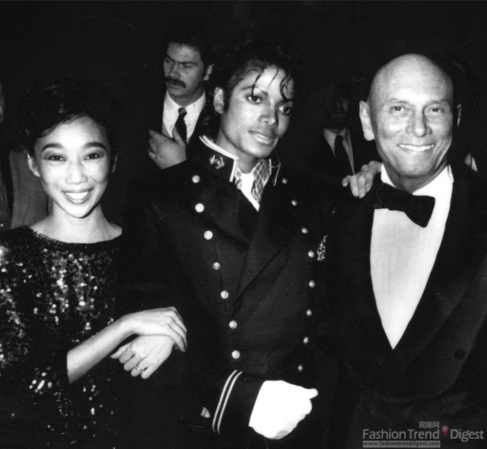 12. 1984年STUDIO 54迈克尔•杰克逊（Michael Jackson）倚靠在尤尔-伯连纳（Yul Brynner）的身上，旁边是尤尔-伯连纳（Yul Brynner）的妻子Kathy。 