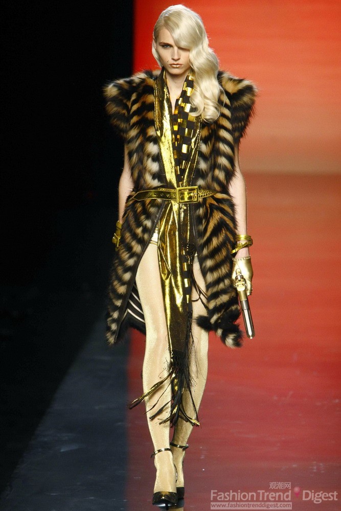 5. 2011春夏Marc Jacobs和2011春夏Jean Paul Gaultier的秀场上的男模安德烈•佩芝 (Andrej Pejic)，不久之后他又在巴黎为Jean Paul Gaultier男装走秀。 