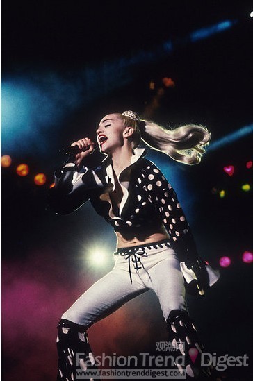 6.	1990年的Blond Ambition巡回演出。 