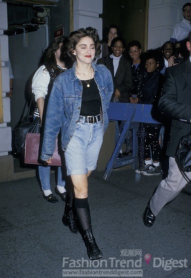 12.	1988年麥當娜是將牛仔外套和牛仔褲穿在一起。 
