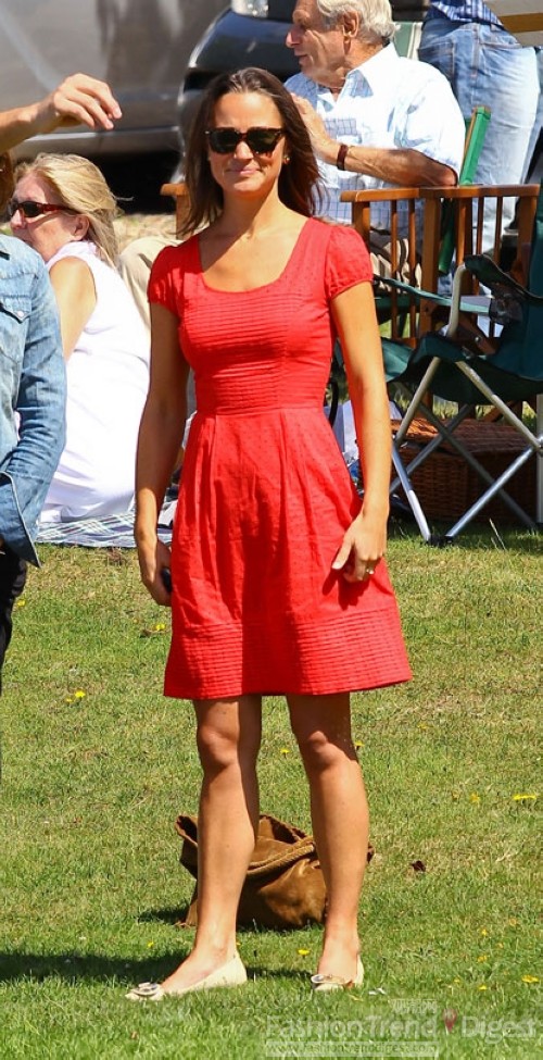 6. 皮帕•米德?tīng)栴D (Pippa middleton)身著一件紅色連衣裙搭配一雙平底芭蕾舞鞋，都讓人看起來(lái)十分舒服。 