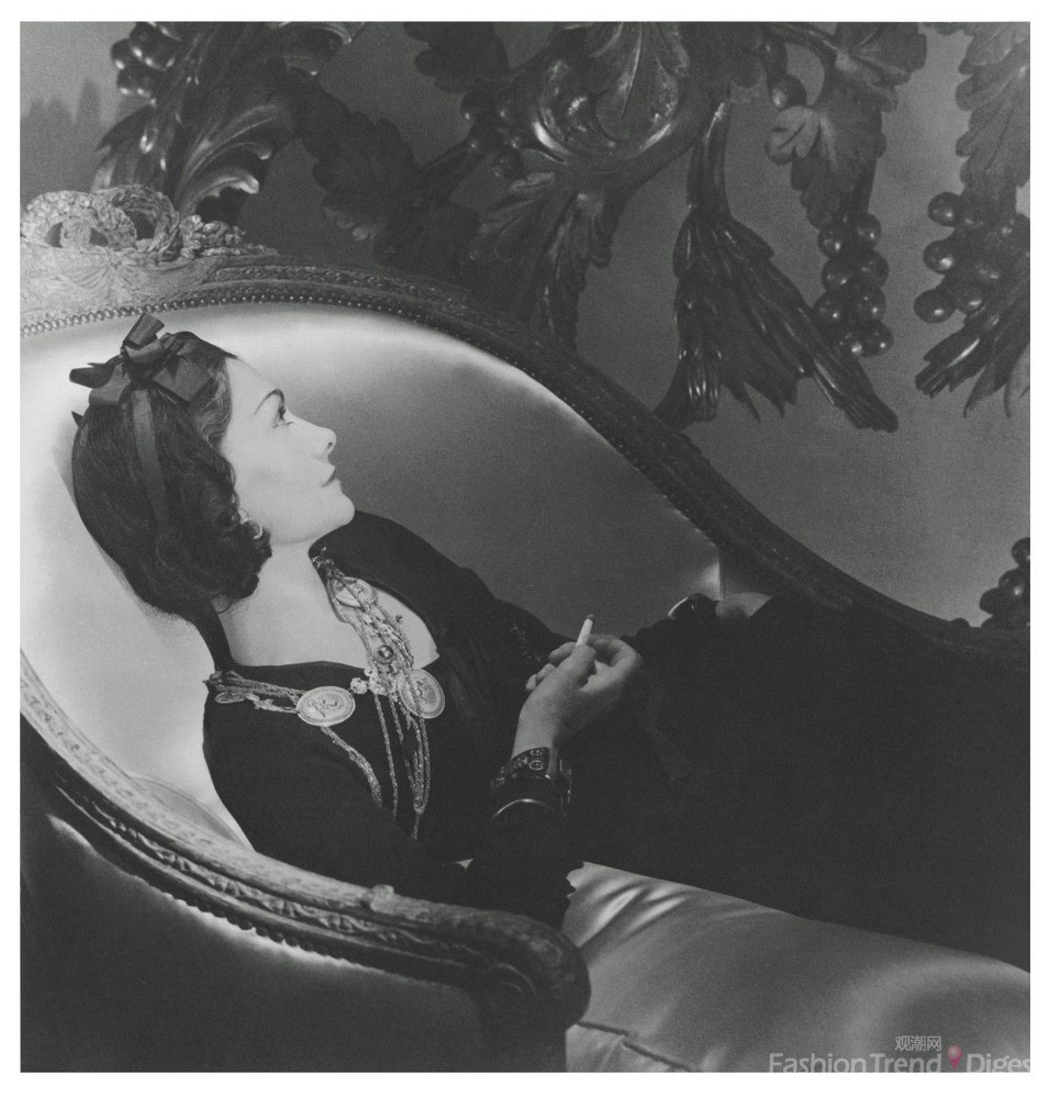 7. “穿著破舊的裙子，人們記住的是裙子，穿著優(yōu)雅的裙子，人們記住的是穿裙子的女人?！?br>
<br>
1937年攝影師Horst為Mademoiselle Chanel拍攝的照片。<br>
 