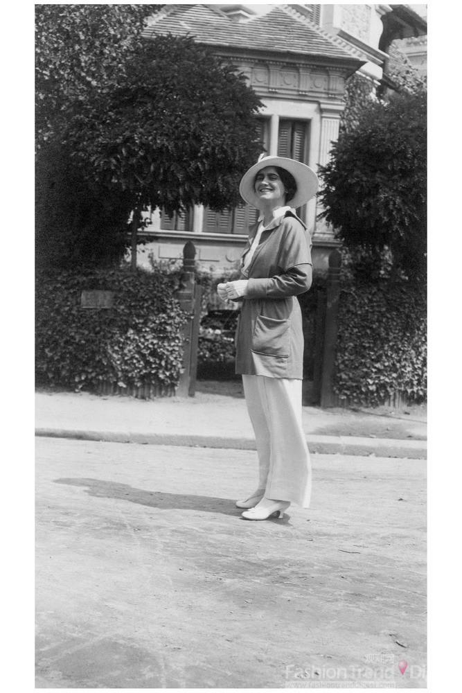 17. “一個(gè)人可以變得丑陋，但絕不可以不修邊幅。”<br>
<br>
1913年Gabrielle Chanel在Deauville。<br>
 