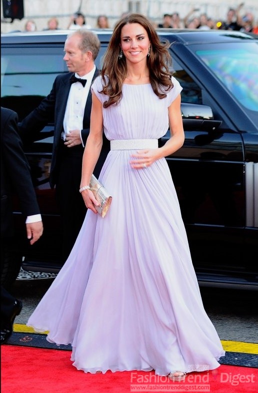 3. 今年與英國威廉王子完婚的凱特王妃（THE DUCHESS OF CAMBRIDGE），備受世人矚目。她的著裝搭配也為大家所效仿和追捧，各色的裙裝是凱特的最愛，還有那顆超大的藍寶石戒指時刻不離手。<br>
<br>
 