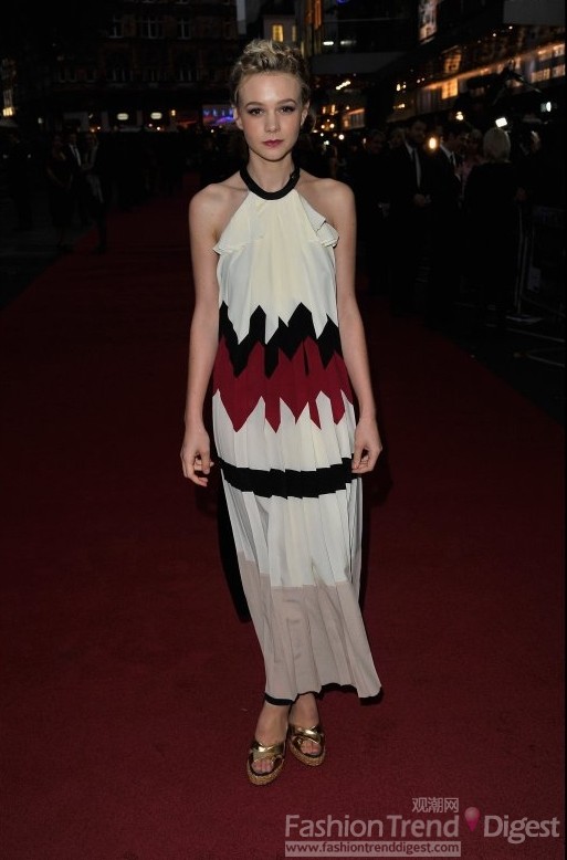 5. 一頭短發的英國女演員凱瑞•穆里根（CAREY MULLIGAN）對時尚也有自己的獨到見解。性感的掛脖及踝長裙搭配金色涼鞋，性感優雅，氣質非凡。 