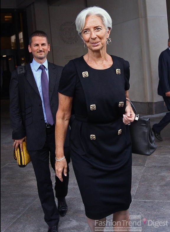 6. 克里斯蒂娜•拉加德（chrISTINE LAGARDE），法國財(cái)政部長，國際貨幣基金組織總裁，氣勢超強(qiáng)的銀發(fā)老太在時(shí)尚著裝方面也不輸給其他人，鉚釘紐扣，黑色公文包，長款耳墜，令人贊嘆不已的超強(qiáng)時(shí)尚感。 