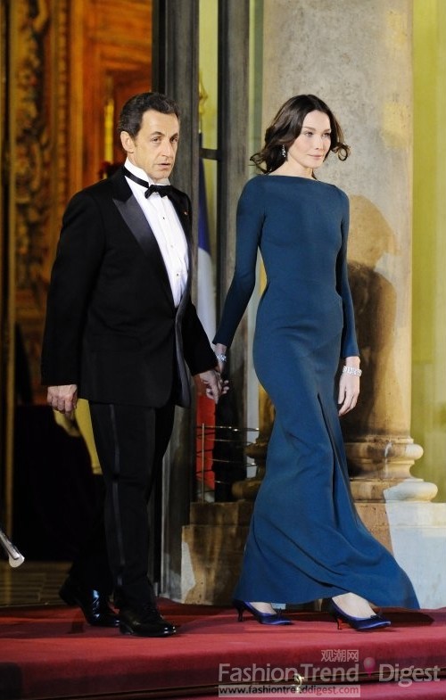 1. 卡拉•布呂尼（CARLA BRUNI-SARKOZY），法國著名模特、歌手，憑借迷人的外表，19歲就退學(xué)進(jìn)軍了模特界，不久就成為世界頂級名模。之后涉足音樂界，同樣也取得不俗成績。2009年，卡拉•布呂尼嫁給法國總統(tǒng)尼古拉•薩科奇，成為法國第一夫人，再次讓她成為了全法乃至全世界的焦點(diǎn)。第一夫人在著裝上自然要大方得體，簡約而不失奢華感。 