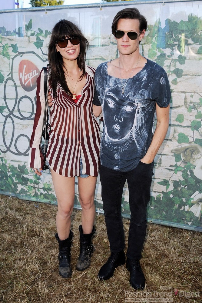 7. 黛西•羅易 (Daisy Lowe)和 Matt Smith，一個是充滿寫意的人像T恤，一個是將豎型條紋襯衫搭配黑色機車靴。 