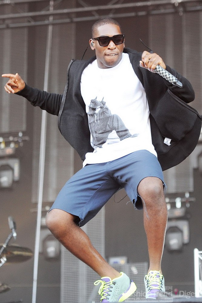 14. 泰尼坦帕（Tinie Tempah）身著的是Dizzee Rascal T恤。 