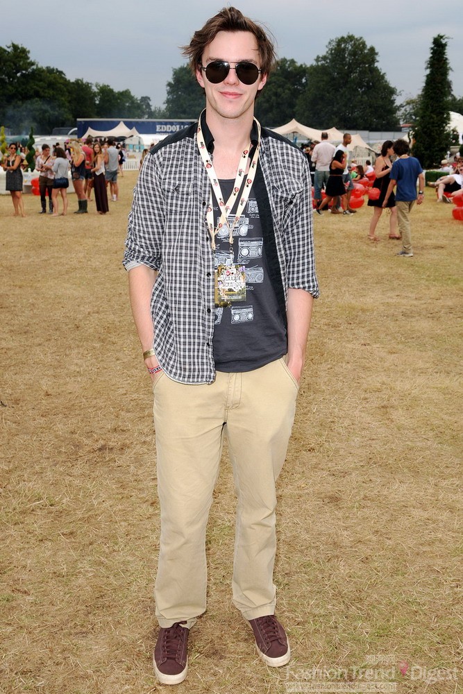 12. 尼古拉斯•霍爾特 (Nicholas Hoult)用格子襯衫、卡其色長褲和黑色印花T恤混搭出休閑感。 