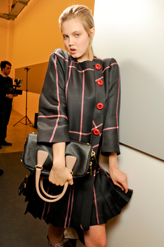 11. 超模新人琳賽•威克森 (Lindsey Wixson)在Prada后臺上的這身著裝就具有60年代特征。 <br>
<br>
 
