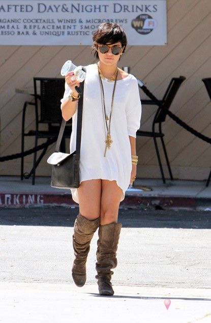 4. 反季節時尚雖然是很多明星都很喜歡，但是凡妮莎•哈金斯(Vanessa Hudgens) 的裝扮可謂是非常奇怪，一件寬松的中長袖上衣帶有幾分慵懶感，而下身卻穿著及踝靴，這種夏季扮酷的方法非常失敗。 