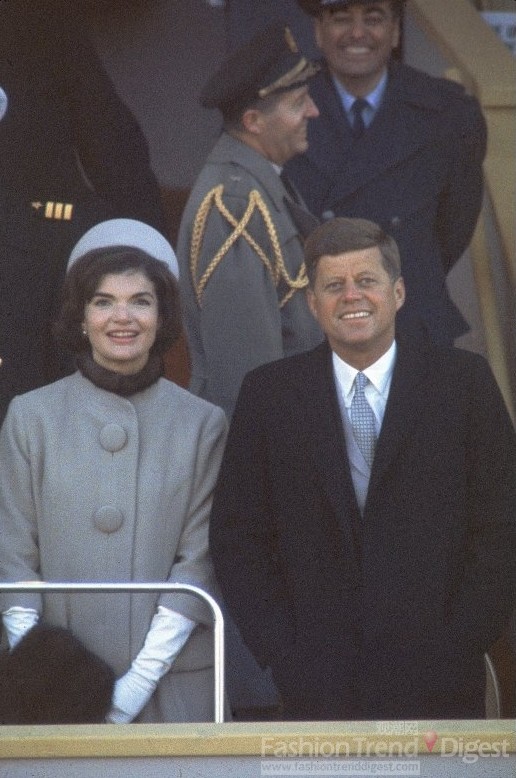 4. 1961.1.20，在肯尼迪总统的就职典礼上，Jackie O.身穿Oleg Cassini皮草大衣。 