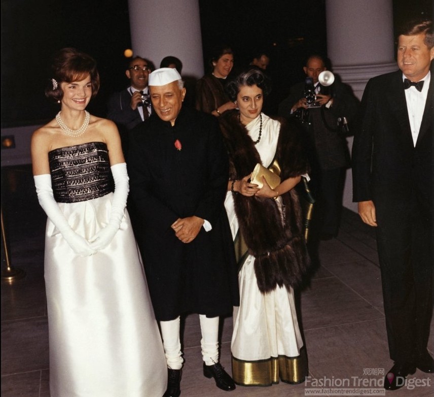 10. 1961.11.7，Jackie O.在和印度首相Jawaharlal Nehru和首相女儿Indira Gandhi在白宫参加私人晚宴。 