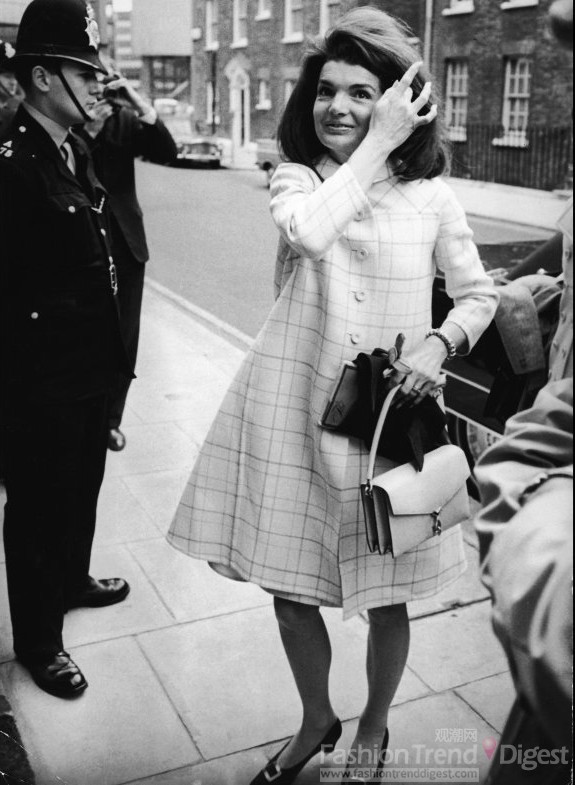 17. 1966.4.4，Jackie O.准备去看她伦敦威斯敏斯特的妹妹Lee Radziwill。 