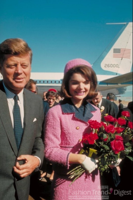 18. 1963.11.22，刚刚坐飞机达到德克萨斯州的肯尼迪总统和他的夫人Jackie O.。 