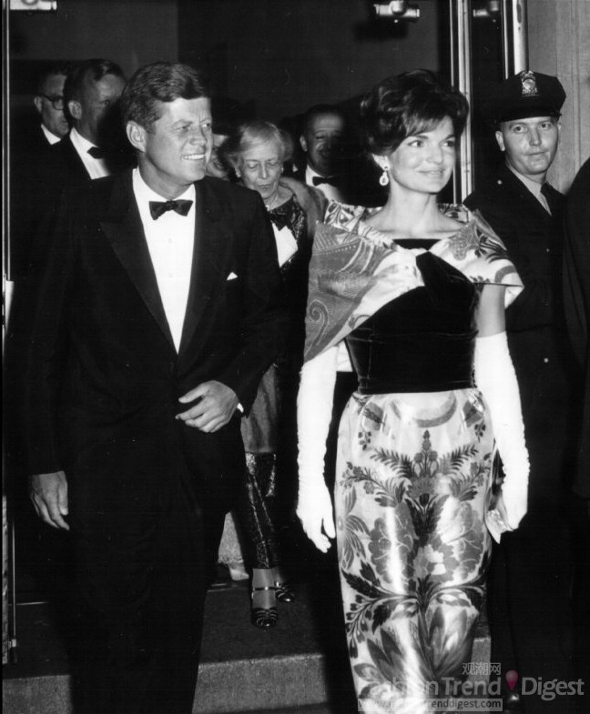 12. 1962.12.25，离开国家剧院的Jackie O.和肯尼迪总统。 