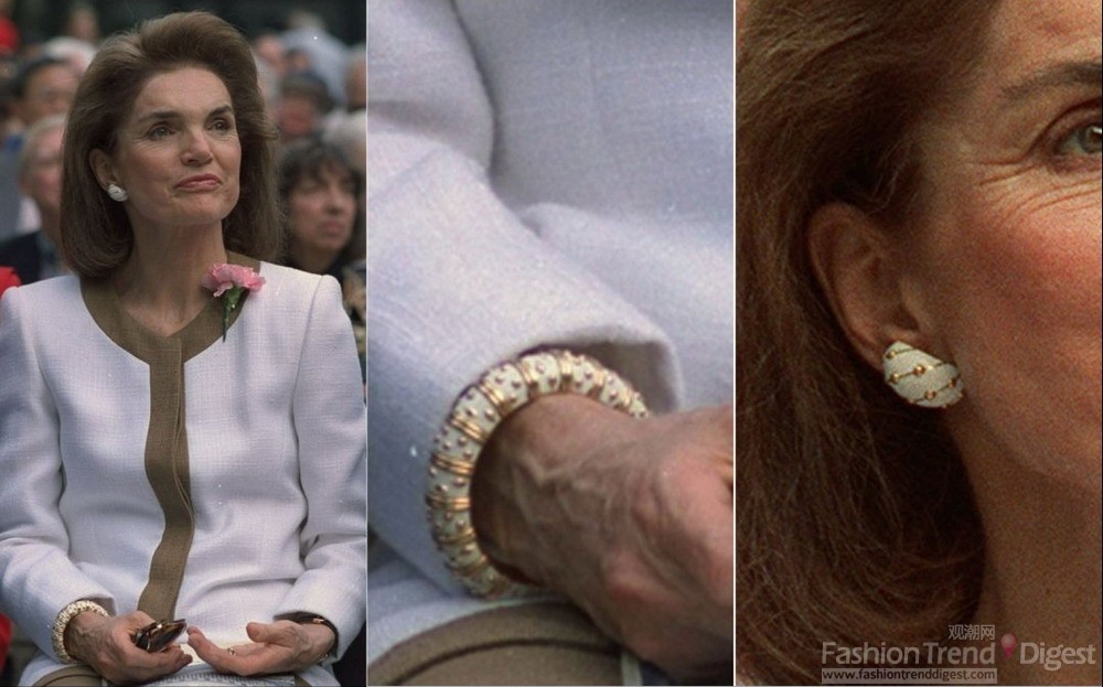 22. 1992年，肯尼迪夫人Jackie O. 在纽约苏富比的房地产营销会上身着的是一件优雅的套装。 