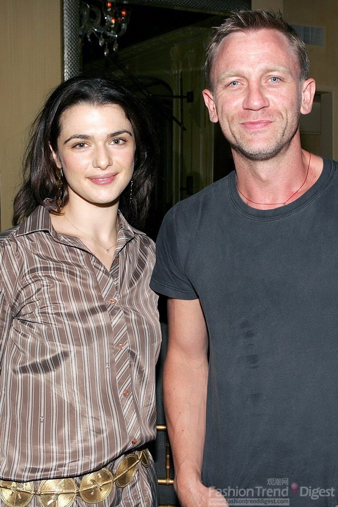 6. 瑞切尔•薇兹 (Rachel Weisz)和丹尼尔•克雷格 (Daniel Craig)<br>
瑞切尔•薇兹 (Rachel Weisz)和丹尼尔•克雷格 (Daniel Craig)上过2次VOGUE封面，最近他们在7.22日刚刚举行了一场低调的小型婚礼，最近他们俩频频出现在LV商店门口，瑞切尔•薇兹的英国笑容和丹尼尔•克雷格的阳刚之躯成为出镜率最高的街拍达人。<br>
 