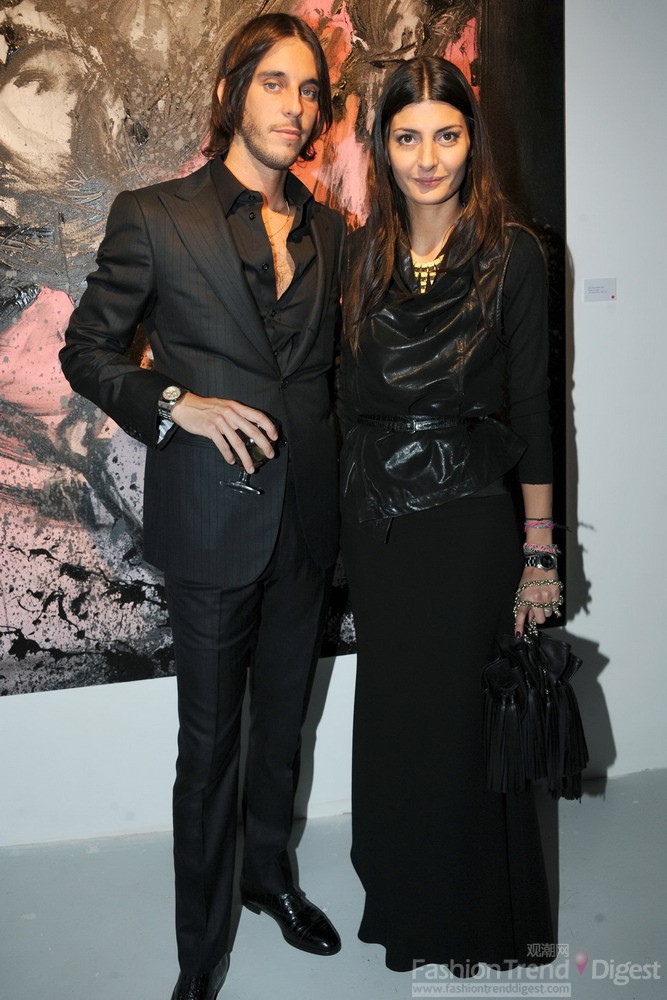 13. Vladimir Restoin Roitfeld 和Giovanna Battaglia<br>
黑色向来是红毯上永不会出错的经典色系，不过总是黑色也未免沉闷，二人就巧妙搭配了金属的小配件来调节视觉看点，果然有味道。<br>
 