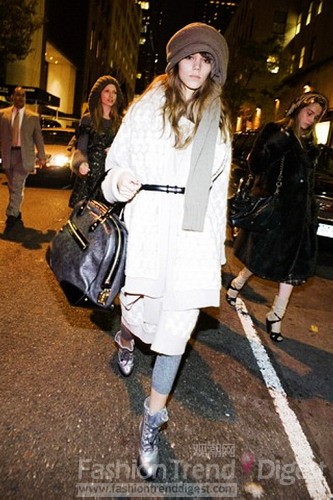 4. 2006年9月弗莱娅-贝阿•埃里克森 (Freja Beha Erichsen)身着 Louis Vuitton 参加纽约 Fashion Rocks 音乐会。 